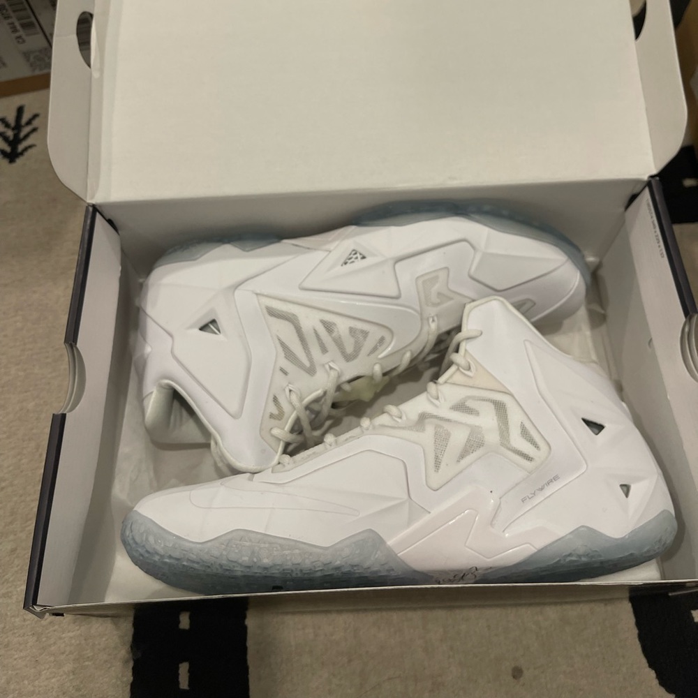 Lebron 11 Nike custom ID size 12 brand new